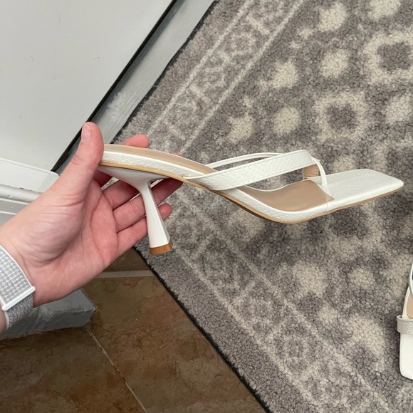 Size 10 White Heeled Sandals NEW - Picture 2 of 4